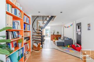 Deze <strong>perfect instapklare</strong> woning met <strong>drie slaapkamers</strong> is rustig gelegen, vlakbij natuurreservaat De Bourgoyen en heeft een heel <strong>aangename groene tuin</strong>.<br /><br />Via de inkomhal kom je binnen in de ruime en <strong>lichtrijke leefruimte</strong>. Aansluitend bevindt zich de recent vernieuwde, volledig voorziene keuken (2024). Achteraan geniet je van een lichtrijke veranda met toegang tot de gezellige tuin. Deze is voorzien van buitenstopcontacten en in het tuinhuis ligt er eveneens elektriciteit.<br /><br />Op de eerste verdieping bevinden zich twee ruime slaapkamers waarvan één met een volledige wand aan ingemaakte kasten. De bovenverdieping biedt plaats aan een derde volwaardige slaapkamer en een praktische berging. <br />Een leuke extra troef zijn de <strong>10 zonnepanelen</strong> op het dak.<br /><br />De woning ligt op wandelafstand van de prachtige Bourgoyen en op slechts een klein kwartiertje fietsen van het centrum van Gent. Dankzij de <strong>uitstekende ligging</strong> geniet je hier van de ideale combinatie van rust, natuur en een vlotte bereikbaarheid. <br /><br />Interesse in deze leuke, instapklare en goedgelegen woning? <strong>Contacteer Gijs</strong> via het contactformulier of <strong>gijs@convas.be</strong><br /><br />