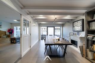 Ontdek deze ruime handelsruimte met een kantooroppervlakte van ca 221 m² en afzonderlijke garage van ca 31m², ideaal gelegen langs een vlot...