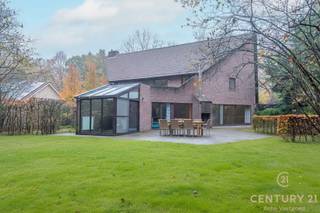 In een prachtig groene, rustige villawijk van Oud-Turnhout bevindt zich deze uitstekend onderhouden villa, gelegen op een royaal perceel van 2.789...