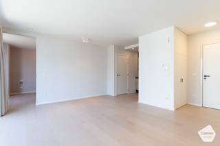 Deze assistentieflat is gelegen op een unieke plaats in Oostduinkerke-Bad, dicht bij winkels, terrasjes en de Zeedijk.<br />Er zijn hieraan zeker wat voordelen verbonden, zoals een mooie <strong>huuropbrengst van 22 euro per dag</strong>, de vrijstelling tot het betalen van de onroerende voorheffing en <strong>lage syndickosten</strong>.<br />Er is mogelijkheid om een parkeerplaats aan te kopen in de residentie;<br /><br />Hieronder nog wat extra info:
<ul>
<li>Digitaal geïntegreerd servicepunt voor dienstverlening op maat en up-to-date info;</li>
<li>Een volwaardig uitgeruste keuken met luxueuze toestellen en een hoogwaardige badkamer met aangepaste inloopdouche;</li>
<li>Prachtig privatief terras;</li>
<li>Domotica en een snelle internetverbinding;</li>
<li>Permanent oproepsysteem waarmee bewoners 24/24 kunnen rekenen op bijstand in geval van nood;</li>
<li>Gezellige brasserie;</li>
<li>Bar/lounge dat uitgeeft op een groot dakterras met een panoramisch uitzicht;</li>
<li>Toegang tot wellness- en kinéruimte (optioneel);</li>
</ul>
Kortom, een zorgeloze investering in het hart van Oostduinkerke-Bad!