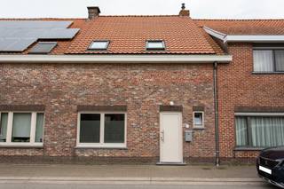 Goed onderhouden, praktische woonst te Essen-Hoek. De woning bestaat o.a. uit een inkom met een apart toilet, een vestiaire, een open leefruimte...