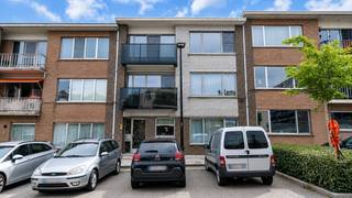 <p>Bent u op zoek naar een volledig gerenoveerd en instapklaar appartement op een toplocatie in het centrum van Beringen? Dan is dit appartement op de tweede verdieping absoluut een bezoek waard.<br /><br />De leefruimte geniet van een aangename lichtinval. Aansluitend bevindt zich de geïnstalleerde keuken, die rechtstreeks toegang biedt tot het balkonterras.<br /><br /><strong>Indeling</strong><br />+ Ruime inkomhal<br />+ Gastentoilet met handenwasser<br />+ Leefruimte met veel lichtinval<br />+ Geïnstalleerde keuken met inductiekookplaat<br />+ Aangrenzend balkonterras met nieuwe glazen balustrade<br />+ Badkamer uitgerust met een lavabomeubel, inloopdouche en aansluiting voor wasmachine<br />+ Twee volwaardige slaapkamers, waarvan één voorzien van ingebouwde kasten en een balkonterras<br />+ Praktische berging<br /><br /><strong>Comfort en energiezuinigheid</strong><br />Dit appartement werd volledig vernieuwd en beschikt over verschillende hedendaagse comfortvoorzieningen. Zo werden in de slaapkamers onder andere nieuwe warmtepompen geplaatst, wat zorgt voor een aangenaam binnenklimaat en een energiezuinige verwarming.<br /><br />Daarnaast beschikt het appartementsgebouw over een collectieve verwarmingsinstallatie op aardgas (Vernieuwd!!!).<br /><br /><strong>Privatieve garage inbegrepen</strong><br />Een absolute troef van dit appartement is de privatieve garage en de kelderberging die inbegrepen zijn in de verkoopprijs. De garage is voorzien van een elektrisch bedienbare kantelpoort en is bereikbaar via de Sint-Catharinastraat.<br /><br /><strong>Extra info</strong><br />+ Nieuwe warmtepompen in de slaapkamers<br />+ Collectieve verwarmingsinstallatie op aardgas (recent volledig vernieuwd)<br />+ EPC: 126 kWh/m² jaar – Label B, UC 3547750<br />+ Elektrische installatie conform AREI<br />+ Garage en kelderberging inbegrepen in de verkoopprijs<br />+ Geen syndicus aanwezig<br /><br /><strong>Ligging<br /></strong>Dankzij de centrale ligging bevinden winkels, scholen, horeca, openbaar vervoer en tal van andere voorzieningen zich op wandelafstand. Bovendien geniet u van een uitstekende bereikbaarheid dankzij de nabijheid van het NMBS-station en de op- en afritten van de E313 en E314.</p>