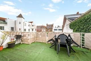 Roeselare : ruime lichtrijke duplexappartement met zolder voorzien van 2 slaapkamers en een groot zonneterras binnenin een woonerf. (opp 143 m²)<br />Ben je op zoek naar een<strong> instapklare woning met veel ruimte en licht</strong>, op een uitstekende locatie? Dan is deze charmante woning iets voor jou!<br /><br /><u><strong>Indeling:</strong></u><br />Bij het binnenkomen word je verwelkomd in een praktische inkomhal, die leidt naar een zeer ruime en lichtrijke leefruimte. De open keuken is volledig geïnstalleerd en voorzien van alle comfort. Aansluitend vind je een grote berging, ideaal voor extra opbergruimte.<br />Op de eerste verdieping bevinden zich een zeer ruime hoofdslaapkamer, een gezellige kinderkamer en een badkamer. Bovendien geniet je hier van een mooi zonneterras, perfect om te ontspannen. Vooraan de woning is er nog een extra terras.<br />De woning is gelegen in een aangenaam woonerf, vlak bij het station, het centrum, winkels (zoals Mamoet) en scholen – een absolute toplocatie!<br /><u><strong>Extra troeven:</strong></u><br />- EPC-score: 201 – energiezuinig wonen!<br />- Ruime leefruimte met veel lichtinval<br />- Zonnig terras & extra terras vooraan<br /><br />Belangrijk: Een parkeerplaats is verplicht mee aan te kopen, maar zit niet in de vraagprijs inbegrepen.<br /><br />Mis deze kans niet en plan vandaag nog je bezoek bel ons op het nummer 051/62 40 40