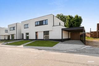 <p><strong>Ben je op zoek naar een energiezuinige nieuwbouwwoning met drie slaapkamers en een zonnige, zuidgerichte tuin, die je verder naar eigen smaak kunt afwerken? Zo gevonden!</strong></p>
<p>Deze stijlvolle BEN-woning combineert hedendaagse architectuur met een hoogwaardige afwerking en uitstekende energieprestaties. Dankzij de lucht-waterwarmtepomp, vloerverwarming, ventilatiesysteem D met warmteterugwinning, zonnepanelen en een performante isolatie behaalt de woning een E-peil van slechts E20. Zo geniet je niet alleen van optimaal wooncomfort, maar ook van een bijzonder lage energiefactuur.</p>
<p>De woning is gelegen op een perceel van 221 m² en beschikt over een bewoonbare oppervlakte van 155,9 m². Buiten geniet je van een zuidgerichte tuin van ca. 60 m² en een terras van 15 m², waar je de hele dag van de zon kunt genieten. Daarnaast is er de mogelijkheid om een carport te plaatsen (vergund, maar momenteel niet voorzien), zodat je ook over een overdekte parkeerplaats kunt beschikken.</p>
<p>Op het gelijkvloers vind je een inkomhal met gastentoilet, een lichtrijke woonkamer, een gezellige eetkamer en een ruime open keuken. Verder is er een praktische berging met aansluitingen voor wasmachine en droogkast. Vanuit de leefruimte heb je rechtstreeks toegang tot het terras en de tuin.</p>
<p>Op de verdieping bevinden zich drie volwaardige slaapkamers van 14 m², 12 m² en 12 m², en een badkamer van 10 m².</p>
<p>Een extra troef is dat de keuken en badkamer nog niet geplaatst zijn, waardoor je als koper deze volledig naar eigen smaak en stijl kunt kiezen en afwerken (inbegrepen in de prijs). Ook voor verschillende andere afwerkingsmaterialen is nog keuze mogelijk binnen de voorziene budgetten.</p>