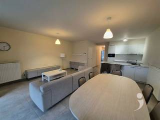 <p><span>Bel appartement de construction récente à louer dans le centre de Herent.</span></p><p><span>Proche de la gare ( Louvain - Bruxelles ) et à deux pas de l'entrée de l'autoroute.</span></p><p><span>Accès très facile aux magasins.</span></p><p><span> </span></p><p><span>L'appartement dispose d'un beau living lumineux, d'une terrasse ensoleillée le soir, d'une cuisine équipée avec tous les appareils électroménagers nécessaires (plaque de cuisson à induction, réfrigérateur, four combiné, lave-vaisselle, double lavabo) et d'une belle salle de bain équipée d'une douche spacieuse, d'un double lavabo avec meubles et d'un radiateur sèche-serviettes XL ( ).</span></p><p><span>Dans le couloir, il y a des toilettes séparées avec un lavabo et un grand débarras avec un espace technique et une buanderie.</span></p><p><span>Il y a une belle chambre de 13m².</span></p><p><span>Pour la voiture, il y a un grand espace de stationnement privé avec un espace de stockage supplémentaire fermé à clé et il y a également des facilités de stationnement pour les vélos.</span></p><p><span> </span></p><p><span>L'appartement répond à des normes environnementales très strictes et a une consommation économique en raison du faible niveau E.</span></p><p><span> </span></p><p><span>Disponible à partir du 1er septembre 2025.</span></p><p><span>Avance sur charges mensuelles 45 euros.</span></p><p><span> </span></p><p><span>Intéressé(e) ? </span><span>Demandez votre visite via notre site web.</span></p>