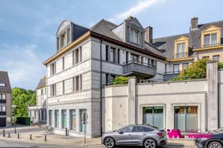 Op een toplocatie aan de gegeerde Markt van Wemmel bevindt zich dit instapklare en uitstekend onderhouden appartement op de eerste verdieping, vlot bereikbaar met de lift. Dit ruime appartement combineert comfort, licht en functionaliteit op een ideale manier.<br />Via de inkomhal met gastentoilet betreedt u de lichtrijke leefruimte met gezellige eetplaats en een extra hoek die perfect dienst kan doen als bureau, leesruimte of bibliotheek. Grote raampartijen zorgen voor een aangename sfeer en een mooie natuurlijke lichtinval.<br />De volledig uitgeruste keuken biedt voldoende ruimte voor een ontbijttafel en sluit aan op een praktische berging. Verder beschikt het appartement over twee volwaardige slaapkamers en een verzorgde badkamer.<br />Absolute blikvanger is het uitzonderlijk ruime terras waar u in alle privacy en rust kan genieten van zonnige momenten of gezellige avonden.<br />Extra troeven zijn de ondergrondse garagebox, de privatieve kelder en het gunstige EPC-label B, wat garant staat voor energiezuinig en comfortabel wonen.<br />Een unieke kans voor wie op zoek is naar een ruim, verzorgd appartement op een centrale en gegeerde ligging in Wemmel.