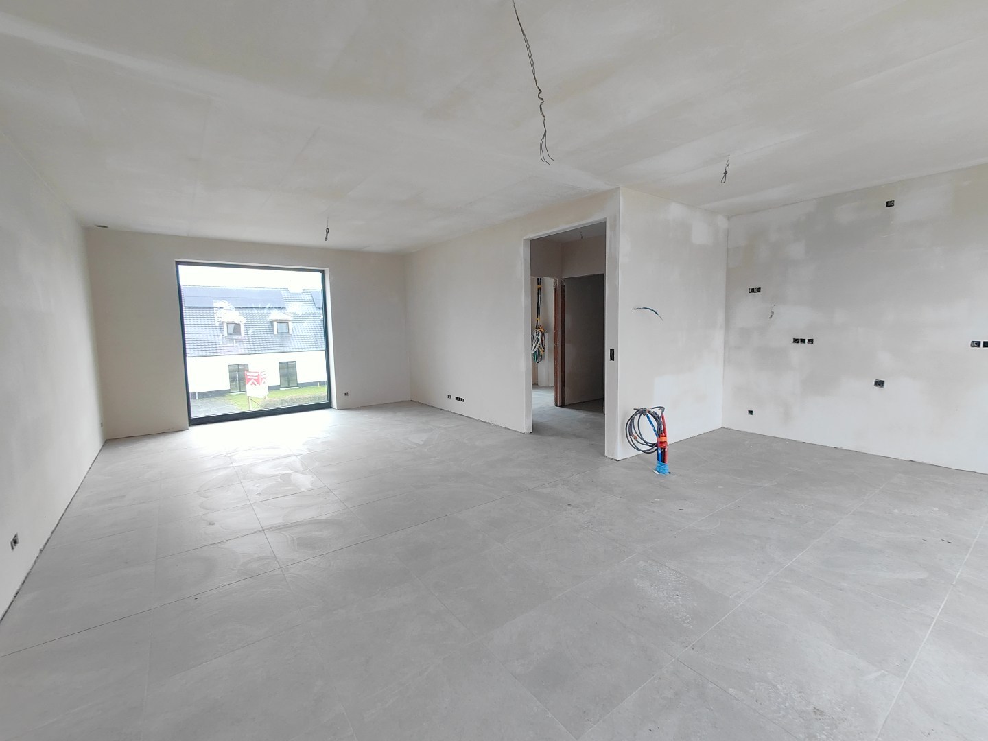 Afgewerkte woning met 3 slaapkamers &amp; ruim zonnig terras + autostaanplaats en berging - foto 4