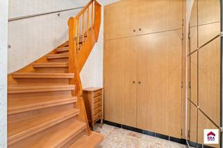 Te koop: halfopen woning in Wemmel, op een centrale locatie nabij winkels, scholen en openbaar vervoer.Deze woning uit 1959 biedt een solide basis en...