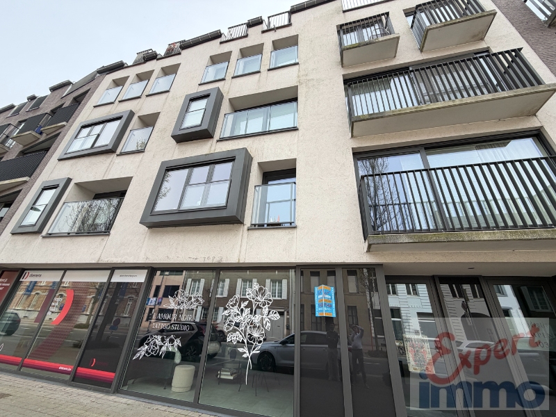 Uitstekende gelegen winkel/kantoorruimte, reeds ingericht - TOPLIGGING - te huur via EXPERT-IMMO - photo 1