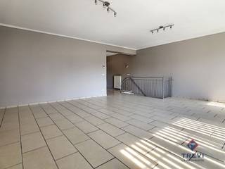 TRAZEGNIES - A LOUER - 750€/mois Très bel appartement lumineux situé au premier étage d'un bâtiment ne comprenant que deux logements.  Composition: ...