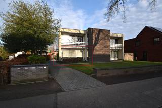 Ruim & lichtrijk gelijklvloersappartement met 2 slaapkamers, terras/ tuintje aan de voorzijde van het gebouw & garagebox.Ligging: gesitueerd in het...