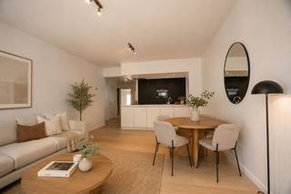 Ontdek dit instapklare appartement met 2 slaapkamers op de tweede verdieping van residentie Palace, ideaal gelegen in het bruisende centrum van Oostende. Dankzij de centrale ligging bevinden winkels, restaurants, openbaar vervoer en het strand zich op wandelafstand, wat zorgt voor een uitstekende combinatie van comfort en bereikbaarheid. Het appartement beschikt over een lichtrijke leefruimte met een aangename indeling. De open keuken is functioneel ingericht en sluit mooi aan op de leefruimte. Verder zijn er 2 ruime slaapkamers en een verzorgde badkamer aanwezig, waardoor u meteen kan genieten van uw nieuwe woonst zonder bijkomende werken. Als extra troef beschikt het appartement over een privatieve kelderberging, ideaal voor extra stockageruimte. Of u nu op zoek bent naar een vaste woonplaats, tweede verblijf aan zee of een interessante investering, dit appartement biedt heel wat mogelijkheden. Contacteer ons vandaag nog voor meer informatie of een bezoek ter plaatse.