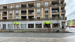 Ruim handelspand gelegen in Harelbeke Centrum op de hoek van het nieuwe Marktplein en de N43 ( Gent - Deinze - Kortrijk).Dankzij deze locatie heeft...