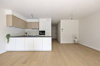 Dit lichtrijke nieuwbouwappartement - gelegen in residentie Green Gardens - werd afgewerkt met oog voor detail en hoogwaardige materialen...