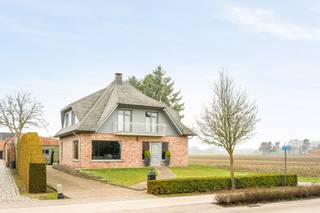 INDIEN U EEN BEZOEK WENST IN TE PLANNEN GELIEVE EEN BEZOEK AAN TE VRAGEN VIA WWW.HILLEWAERE.BE VIA DE RODE KNOP<br /><br />Deze ruime gezinswoning bevindt zich op slechts een steenworp van het centrum van Oud-Turnhout en is volledig gerenoveerd naar een moderne woonst waarbij enkele authentieke elementen bewaard bleven.<br /><br />Indeling:<br />De binnenkomst in de inkomhal geeft meteen een ruimtelijk gevoel. De brede trap naar boven en de openslaande deuren naar de leefruimte geven de woning een bepaalde allure. De leefruimte werd omgetoverd tot één grote lichtrijke ruimte met open keuken en een veranda met fantastische lichtinval! De veranda is dan ook dé troef van de woning. Heerlijk vertoeven hier! De open keuken heeft veel kastruimte, een groot werkeiland en is voorzien van alle toestellen (vaatwasser, combi-oven, grote koelkast, inductiekookplaat met geïntegreerde dampkap). Aanpalend aan de keuken bevindt zich een aparte bergruimte met diepvriezer en een wasplaats. Je kan van hieruit ook naar de kelder die nog voldoende ruimte biedt om wat spullen op te bergen.<br /><br />Via de trap in de inkomhal kom je tot de 1ste verdieping/het slaapgedeelte. Hier bevinden zich 3 slaapkamers die alle 3 beschikken over muurverwarming, een badkamer met ligbad, inloopdouche en dubbele wastafel, een apart toilet en een ruimte die dienst kan doen als dressing of bergruimte.<br /><br />De woning beschikt ook nog over een fijne buitenruimte (ondertussen met wat groene beplanting in de borders die grenzen aan het terras. Achteraan is nog een garagebox met ruimte voor 1 wagen en een grote hobbyruimte/opslagplaats.<br /><br />Bijzonderheden:<br />- Volledig gerenoveerd<br />- Vloerverwarming beneden<br />- Muurverwarming boven<br />- Beschikbaar vanaf 1 november 2026<br />- EPC Label B
