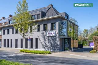 Nieuwe voorwaarden: verlaagde prijs!<br /><br />Op een centrale ligging te Izegem bevindt zich dit modern, lichtrijk en duurzaam kantoorgebouw te koop met een nuttige oppervlakte van ca. 796m² en een private parking voor 18 wagens. <br /><br />Het ingerichte kantoorgebouw omvat een gelijkvloerse kantoorruimte van 293m², een eerste verdieping van 200m², tweede verdieping van 154m² en een kelderruimte van 150m². <br /><br />Het gelijkvloers bestaat uit een inkomhal, traphal en lift naar 1ste verdiep, receptie, 2 gesprekruimtes, een groot landschapskantoor, vergaderzaal, keuken, bergruimte en sanitaire ruimte. <br /><br />De eerste verdieping bestaat uit de traphal, wachtruimte, 3 gesprekruimtes, keuken, eetruimte (die ook dienst kan doen als vergaderzaal), sanitair met kleedkamer en terras. <br /><br />De tweede verdieping bestaat uit een traphal, 2 landschapskantoren en technische ruimte. <br /><br />Specificaties:<br />- airco <br />- klimaatplafond (per ruimte afzonderlijk bedienbaar)<br />- parlofoon<br />- brandbeveiliging<br />- alarmsysteem<br />- camerabewaking<br />- zonneweringen<br />- lift<br />- computervloer<br />- zonnepanelen<br />- ingericht en instapklaar<br /><br />Toegankelijk voor mindervaliden. <br /><br />Aanwezigheid van ruime kelder die dienst doet als opslag- en archiefruimte.<br /><br />Totale perceeloppervlakte van 1.362m² met private aangelegde en verlichte parking voor 18 wagens (aanwezigheid van 1 dubbele laadpaal) en fietsenstalling. Afsluitbaar met elektronische poort. <br /><br />Volledig gerenoveerd met hoogwaardige materialen in 2017. <br /><br />Gelegen op een invalsweg richting centrum van Izegem, op 2 min van de Rijksweg en op 5 min van de afrit autostrade E403 Roeselare-Izegem.<br /><br /><br /><br />