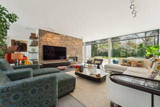 Sur un magnifique terrain discret de 3 434 m² dans le très prisé Schotenhof se trouve cette villa exceptionnelle et moderne. La propriété combine...