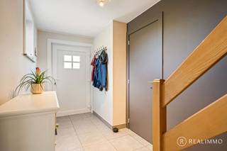 Deze verzorgde halfopen bebouwing is gelegen in een rustige en kindvriendelijke verkaveling in de geliefde wijk Bosmolens te Izegem. De woning, gebouwd in 2003, combineert een praktische indeling met een aangenaam wooncomfort en biedt een bewoonbare oppervlakte van 142m² op een perceel van 310m². Dankzij de rustige ligging, de verzorgde afwerking en de vlotte bereikbaarheid is dit de ideale gezinswoning voor wie comfortabel wil wonen in een aangename omgeving.<br /><br /><u><strong>Indeling</strong></u><br />Via de inkomhal met gastentoilet kom je terecht in de ruime en lichtrijke leefruimte, die naadloos aansluit op de open keuken met gezellige ontbijthoek. Verder beschikt het gelijkvloers over een praktische bijkeuken en een extra polyvalente ruimte die perfect kan dienen als bureau, praktijkruimte of hobbykamer.<br />Op de eerste verdieping bevinden zich drie volwaardige slaapkamers en een volledig uitgeruste badkamer. Daarnaast is er nog een handige opbergzolder, ideaal voor extra stockage.<br />Buiten geniet je van een ruim terras, een verzorgde en onderhoudsvriendelijke tuin met ruim tuinhuis, een carport en meerdere autostaanplaatsen op eigen terrein.<br /><br /><u><strong>Technisch</strong></u><br />De woning is uitgerust met centrale verwarming op aardgas en beschikt over nieuwe ramen, rolluiken en een conforme elektrische installatie. Daarnaast is er een regenwaterput van 5.000 liter voorzien, wat bijdraagt aan een zuiniger waterverbruik. Dankzij de degelijke bouwkwaliteit en het goede onderhoud is deze woning volledig instapklaar.<br /><br /> <u><strong>Troeven</strong></u>
<ul>
	<li>Rustige en kindvriendelijke buurt in Bosmolens</li>
	<li>Drie volwaardige slaapkamers</li>
	<li>Extra bureau, praktijkruimte of hobbykamer</li>
	<li>Carport en meerdere autostaanplaatsen</li>
	<li>Geen renovatieverplichting (EPC C) &amp; conforme elektriciteit</li>
</ul>
<br /><br />Meer info of een bezoek ter plaatse? Contacteer Beau op 0494 52 19 62 of via beau@real-immo.be.