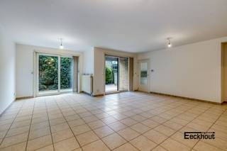 Dit zeer ruime appartement van 119 m² met bouwjaar 2000 is gelegen in een rustige wijk, dichtbij het strand, alsook het stadscentrum. Bushaltes...