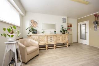 INDELINGGELIJKVLOERSInkomhal, woonkamer voorzien van een pellet kachel, traphal naar eerste verdieping, keuken voorzien van een inductiekookplaat,...