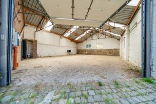Entrepôt de 156 m² constituant une excellente opportunité pour du stockage, activité artisanale ou usage mixte.<br /><br />Caractéristiques :<br />Toiture récente équipée d’un système anti-condensation<br />Porte sectionnelle motorisée pour un accès aisé<br />Alimenté en eau et en électricité<br />Raccordé à l'égout<br />Accès via une servitude en votre faveur<br />Espace extérieur à l’arrière<br /><br />Un bien fonctionnel et bien entretenu, idéal pour un indépendant, stockage ou une activité professionnelle.<br />Envie de visiter, contactez-nous: 0499/88.54.58 ou par mail ; barry.morue@weinvest.be.<br />Vente sous réserve d'accord du propriétaire.<br />***** Pour toute demande d'évaluation GRATUITE et SANS ENGAGEMENT, contactez votre agent immobilier local au 0499.88.54.58 *****