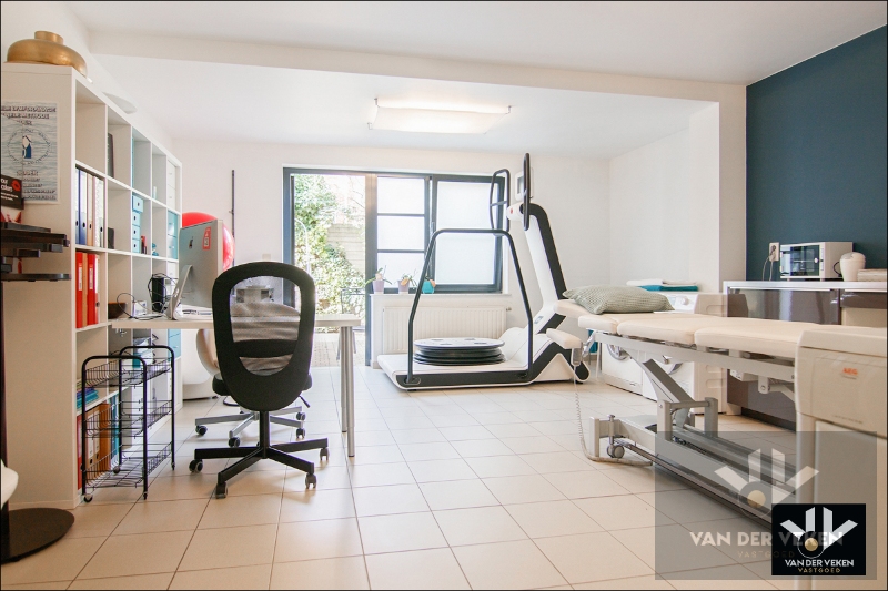 Energiezuinige, instapklare en ruime praktijkwoning met ideale ligging, tal van mogelijkheden en dubbele garage - foto 4