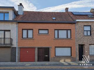 Stevige woning met 3 slaapkamers en garage te koop in Kuurne<br /><br />Bij het binnengaan van de woning komt u terecht in de hall die toegang geeft tot de ruime living met eetplaats. Aansluitend bevindt zich de ingerichte keuken met toegang tot het terras en de tuin. Verder vindt u op het gelijkvloers nog een afzonderlijk toilet, een ruime garage en een keldertje.<br /><br />Op de eerste verdieping zijn er drie slaapkamers en een badkamer uitgerust met een bad, lavabo en toilet. Een echte extra troef van deze woning is de zeer ruime zolder, op vandaag te betreden via een luik. Gezien de grootte en hoogte van de zolder bestaat de mogelijkheid om mits de nodige aanpassingswerken hier bijkomende slaapkamer(s)/hobbykamer te maken. <br /><br />Pluspunten: <br />+ 173 m² bewoonbare oppervlakte volgens EPC<br />+ betonstructuur<br />+ grote zolder met mogelijkheden<br />+ woning met groot potentieel