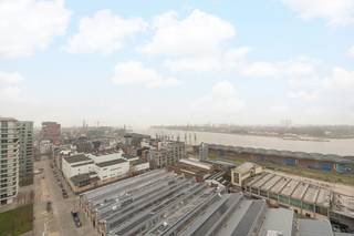 Op het Eilandje met uitzonderlijk zicht op de Schelde en de Stad ligt dit één-slaapkamerappartement. <br /><br />De leefruimte biedt door de hoekligging veel licht en mooie zichten op het MAS, de Stad en de Schelde. Een open keuken voorzien van alle comfort. <br />Het aanpalende terras is Zuid-Westelijk georiënteerd. <br />Het appartement beschikt over een ruime slaapkamer met zicht op de Schelde én een badkamer met bad/douche en wastafel. <br /><br />Een extra kelderberging is inbegrepen in de verkoopprijs. <br />Een autostaanplaats wordt bijkomend te koop aangeboden voor 45.000 euro.