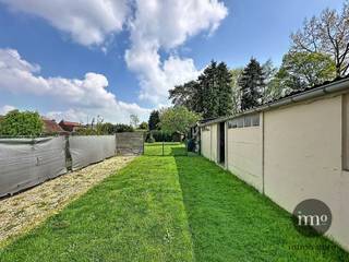 Ternat: Op zoek naar een COMFORTABELE woning met RUIMTE en een UITSTEKENDE LIGGING? IMMO STORE biedt u deze stevige driegevelwoning...