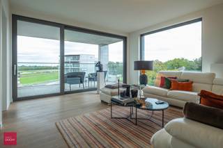 Residentie Hippopolis. Een van de meest gegeerde woonlocaties van Waregem. Lichtrijk hoek-appartement bestaande uit een inkomhall, lichtrijke living, ingerichte open keuken, 2 slaapkamers met elk badkamer, grote terrassen (zonnekant vooraan, zicht op renbaan achteraan). Ganse dag zon (zonwering voorzien). Met mooie materialen afgewerkt. Inclusief 2 private standplaatsen. (Momenteel verhuurd)