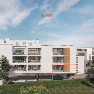Dit appartement maakt deel uit van het prachtige stadsvernieuwingsproject Ten Heuvel, we bevinden ons op de eerste verdieping. Het appartement met een oppervlakte van 85m² heeft volgende indeling: inkomhal, woonkamer van 33 m² met open geëquipeerde keuken en aansluitend terras (oost oriëntatie) van 14,5 m² wat een mooie aanvulling op het woonvolume biedt. Dit lichtrijk appartement heeft 1 slaapkamer van 12m² en 1 slaapkamer van 7,5m<sup>2</sup>. De badkamer van 6m² met mogelijkheid tot plaatsen inloopdouche en/of ligbad, de nachthal is voorzien van een apart toilet. Vanuit dit lichtrijk appartement navigeert u ook makkelijk naar de ondergrondse garage waar u optioneel een autostaanplaats (vanaf €25.500) en ruime kelderberging (vanaf 6500€) kan aankopen. Elke unit is volledig naar eigen smaak en wensen aan te passen. Prachtige opportuniteit voor zowel eigen bewoning, als interessant investeringsobject met mooie rendement. Bijkomende pluspunten zijn: de doordachte indeling en privacyvolle terrassen, goede strategische ligging, gunstige toegankelijkheid, …Wij nodigen u graag uit voor een kennismakingsgesprek, met toelichting van het project en volledige kostenraming. Aankoop aan 6% btw mogelijk! Lift aanwezig. Meer info: Info@homies.be of 016 22 82 22. Via volgende link kan u de brochure en lastenboek bekijken: bit.ly/brochure_ten_heuvel
