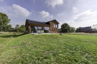 Deze knappe, nog verder af te werken woning, is gelegen in een doodlopende straat, midden in het groen en heeft een prachtig vergezicht. Via...