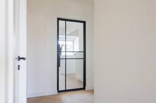 <p>Ontdek dit prachtige, volledig gerenoveerde appartement gelegen in een kleinschalig gebouw pal in het centrum van Mortsel, op wandelafstand van het Fort van Mortsel. Dit appartement werd recent tot in de puntjes vernieuwd met kwalitatieve materialen en een hedendaagse afwerking:</p>
<ul>
<li>
<p>Stijlvolle <strong>visgraat</strong> parketvloer die warmte en karakter uitstraalt.</p>
</li>
<li>
<p>Keuken in notelaar en afgewerkt met een keramisch keukenblad in marmerlook met moderne toestellen en strakke lijnen.</p>
</li>
<li>
<p>Nieuwe ramen, deuren, elektriciteit en sanitair, alles klaar voor zorgeloos wooncomfort.</p>
</li>
<li><strong>EPC A</strong></li>
</ul>
<h3>Indeling</h3>
<ul>
<li>
<p>Lichtrijke leefruimte met grote raampartijen.</p>
</li>
<li>
<p>Moderne open keuken in marmerlook en warme houttint.</p>
</li>
<li>
<p>2 volwaardige slaapkamers.</p>
</li>
<li>
<p>Vernieuwde badkamer met eigentijdse afwerking.</p>
</li>
<li>
<p>Apart toilet.</p>
</li>
<li>
<p>Eigen berging in het appartement</p>
</li>
</ul>
<p>Dit appartement combineert modern comfort met sfeervolle elegantie in centrale en levendige omgeving.</p>
<br /><br /><strong><br /></strong>