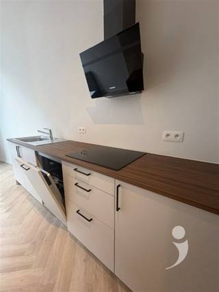 <p><span>Hoogwaardig gerenoveerde studentenstudio in het hart van Leuven</span></p><p><span>Deze volledig gerenoveerde studentenstudio ligt op een toplocatie in de Parijsstraat, midden in het bruisende centrum van Leuven. Dankzij de centrale ligging bevinden de belangrijkste campussen, winkels, gezellige cafés en restaurants zich op wandelafstand.</span></p><p><span>De studio werd recent volledig gerenoveerd en is kwalitatief en stijlvol afgewerkt, met aandacht voor comfort, functionaliteit en een moderne uitstraling. De praktische indeling maakt optimaal gebruik van de beschikbare ruimte en biedt een aangename woonomgeving voor één student.</span></p><p><span>Troeven:</span></p><ul><li><span>Volledig gerenoveerde studentenstudio</span></li><li><span>Hoogwaardige en moderne afwerking</span></li><li><span>Gelegen in het centrum van Leuven</span></li><li><span>Alles op wandelafstand: campussen, winkels, horeca en openbaar vervoer</span></li><li><span>Ideale ligging voor studenten die graag centraal wonen</span></li></ul><p><span> </span></p><p><span> </span></p><p><span>Een instapklare studio op een uitstekende locatie in Leuven, ideaal voor wie comfort en een bruisende stadsomgeving wil combineren.</span></p><p><span>Vraag vrijblijvend uw bezoek aan via student@immolivit.be</span></p>