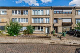 Bent u op zoek naar een gezellig gelijkvloers appartement met een verrassend ruime tuin? Dan is dit appartement in de Sint-Fredegandusstraat te Deurne zeker een bezoek waard!<br />Het appartement is gelegen in een rustige woonstraat in Deurne, met een goede verbinding naar het centrum van Antwerpen en de omliggende gemeenten. Openbaar vervoer, winkels, supermarkten, scholen en verschillende groene parken bevinden zich in de nabije omgeving. Dankzij de combinatie van een rustige ligging en een vlotte bereikbaarheid is dit een aangename locatie om te wonen.<br /><br />Bovendien is dit appartement door zijn gelijkvloerse ligging, één slaapkamer en ruime tuin bijzonder interessant voor starters, alleenstaanden of koppels die op zoek zijn naar hun eerste eigen woonst. Ook voor investeerders vormt het een interessante opportuniteit.<br /><br />U betreedt het appartement via de centrale inkomhal, die toegang geeft tot de verschillende ruimtes. Vervolgens komt u in de gezellige en lichtrijke leefruimte.<br />De keuken beschikt over heel wat kastruimte en is uitgerust met een Bosch-vaatwasser, spoelbak met verlek, keramische kookplaat, oven, koelkast en diepvriezer. Vanuit de keuken heeft u rechtstreeks toegang tot de absolute troef van het appartement: de gezellige tuin met overdekt terras van ca. 70 m². Een heerlijke buitenruimte waar u in alle rust kunt genieten van de zon, gezellig kunt tafelen of vrienden en familie kunt uitnodigen voor een barbecue.<br /><br />Het appartement beschikt verder over een ruime slaapkamer van ca. 15 m². Dankzij het grote schuifraam geniet de slaapkamer van veel natuurlijk licht en heeft u ook van hieruit rechtstreeks toegang tot de tuin.<br /><br />De badkamer is praktisch ingericht en voorzien van een inloopdouche en lavabomeubel.<br />Tot slot beschikt het appartement over een privatieve kelderberging, ideaal voor het opbergen van fietsen, voorraad of andere spullen.<br /><br />Troeven<br />+ Gelijkvloers appartement<br />+ Ruime en gezellige tuin van ca. 70 m²<br />+ Overdekt terras<br />+ Ruime slaapkamer van ca. 15 m²<br />+ Rechtstreekse toegang tot de tuin vanuit keuken én slaapkamer<br />+ Rustige woonstraat<br />+ Goede bereikbaarheid en openbaar vervoer in de buurt<br />+ Groene omgeving met parken nabij<br />+ Privatieve kelderberging<br />+ Ideaal voor starters<br />+ Interessante opportuniteit voor investeerders<br /><br />Interesse in dit gezellige gelijkvloers appartement met tuin? Neem contact op met VB Vastgoed via 03 337 50 70 of info@vbvastgoed.be voor meer informatie of een bezichtiging.