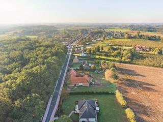 LOT 3 DÉJÀ VENDU !<br />Situé à la rue Wijer à Hasselt, ce terrain à bâtir attrayant de 850 m² offre d'excellentes possibilités pour la réalisation d'une spacieuse maison individuelle. Les bois de Herckenrode se trouvent à distance de marche.<br /><br />Le terrain se distingue par sa superficie généreuse et ses réglementations de construction intéressantes, permettant une profondeur de construction maximale de 20 mètres au rez-de-chaussée et de 12 mètres à l'étage. La largeur de construction est de pas moins de 11 m. Il est possible de construire une maison moderne avec toit plat ou une architecture classique avec toit en pente.<br /><br />Les vastes possibilités de construction offrent toutes les opportunités de combiner une maison contemporaine avec de grands espaces de vie et un agréable environnement de jardin.<br /><br />Une opportunité intéressante pour ceux qui recherchent de l'espace, de la liberté et la possibilité de réaliser une maison entièrement selon leurs souhaits !