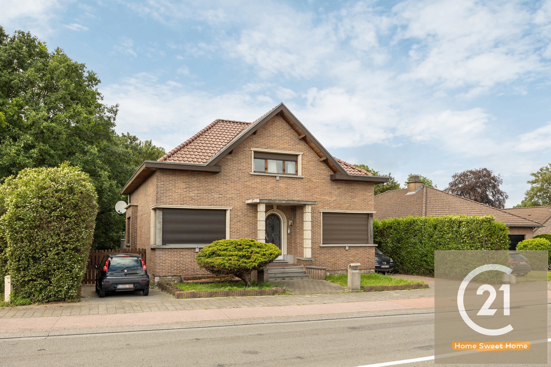 Ruime villa met 4 slaapkamers, grote tuin en 3 garages - foto 1