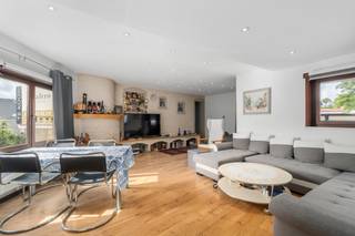 Deze woning is gelegen op wandelafstand van het centrum, echter vraagt deze woning renovatie de begane oppervlakte dient volledig verbouwd te worden (op heden bouwvallig) de bovenverdieping is bewoonbaar en bevat een afzonderlijke inkomdeur, we betreden het ruim salon, afzonderlijke keuken , cv / wasberging , doorloop naar het buitenterras.<br />Via het salon bereiken we de nachthal die in verbinding staat met de badkamer en 2 slaapkamers. Er is nog een zolder die men kan inrichten, tevens is er een trap die naar de beneden verdieping loopt die zoals eerder beschreven dient gerenoveerd te worden. De aantal m2 van deze woning maken deze woning royaal zodoende je hier een 2-woonst kan maken of woonst met bureau/vrijberoep.<br /><br />Meer info via nico@altro-vastgoed.be - 0488 42 42 24
