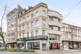 <p><span>Dit trendy appartement bevindt zich in het bruisende hart van Gent, gelegen op de derde verdieping in een karakteristiek hoekpand. </span></p><p><span> </span></p><p><span>Troeven van dit appartement: </span></p><p><span>- Centrumlocatie</span></p><p><span>- EPC label B</span></p><p><span>- Elektriciteit conform</span></p><p><span>- Asbestveilig</span></p><p><span> </span></p><p><span>Het appartement zelf, biedt een modern en licht interieur en de open indeling verbindt woonkamer, eethoek en keuken op een geweldige manier, waardoor de ruimte aangenaam aanvoelt. Mooie raampartijen en elegante gordijnen zorgen voor overvloedig natuurlijk licht dat door het hele appartement stroomt. De moderne L-vormige keuken is voorzien van hoogwaardige witte kasten, afzuigkap en een praktische indeling met oven, inductiekookplaat, koelkast en ingebouwde vaatwasser. De slaapkamer situeert zich aan de achterzijde en beschikt over een aangenaam buitenterras, ideaal voor koffie in de ochtend of een glas wijn in de avond. De moderne badkamer met douchecel is praktisch ingericht. </span></p><p><span>Dit kleinschalig en recent gerenoveerd gebouw bestaat uit 7 appartementen, voorzien van elk hun eigen nutsvoorzieningen, individuele condenserende gaswandketel en kelderberging. Op het gelijkvloers treffen we ook een gemeenschappelijke fietsberging. </span></p><p><span>Het openbaar vervoer (tram en bus) is uitstekend bereikbaar, slechts op 20 meter van het gebouw. Diverse winkels, horeca en groen bevinden zich op zeer korte afstand. Kortom, de ideale plek voor wie van het stadsleven houdt!</span></p><p><span> </span></p><p><span>Ook andere appartementen in het gebouw worden te koop aangeboden. Een aantal vertoonde foto's zijn referentiefoto's van een gelijkaardig, ingericht appartement in hetzelfde gebouw. </span></p><p><span>De verkoop valt onder registratierechten (slechts 2% voor enige en eigen bewoning). Voornoemde prijs is excl. kostenaandeel in basisakte en landmeter. </span></p><p><span>Een bezoek is mogelijk na afspraak met makelaar Michel via 09/225.00.78. </span></p><p><span><br /><br /></span></p>