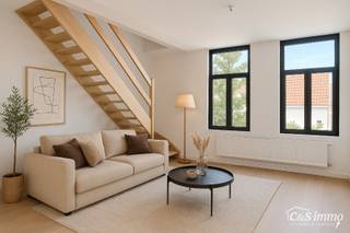 Tip top afgewerkt duplex appartement met terras en 2 slaapkamers. Dit appartement biedt een perfecte balans tussen comfort en stijl, gelegen in de levendige en vernieuwende wijk Stuivenberg. Bij binnenkomst inkomhal met een apart toilet. De lichtrijke leefruimte op parket van ca. 29m² aan de straatzijde biedt een sfeervolle omgeving om te ontspannen. Volledig uitgeruste luxueuze leefkeuken (ca.13m²) met veel opbergruimte. Aparte berging en apart toilet. De moderne ingerichte douchekamer is voorzien van een ruime douche en stijlvol badkamermeubel.<br />Op de verdieping 2 ruime slaapkamers (ca.15-13m²) op een mooie parketvloer. De slaapkamer aan de achterzijde biedt toegang tot het terras. Een 2e moderne ingerichte douchekamer voorzien van een douche, stijlvol badkamermeubel en toilet. Privatieve kelderberging. De buurt is een bruisende buurt van culturen, bekend om zijn kleurrijke supermarktjes en tal van culinaire verrassingen. Bovendien bevindt u zich op slechts enkele minuten wandelen van het openbaar vervoer: tram, bus en treinstation. Privatieve kelderberging. Elektriciteit conform. Goede EPC score. Gebouw met lage onkosten.