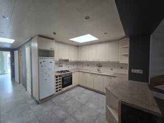 <p>Deze woning biedt een praktische indeling en een stadstuin, ideaal voor wie comfortabel wil wonen in een levendige omgeving. Gelegen nabij het centrum, geniet u van alle voorzieningen binnen handbereik. </p>
<p> </p>
<p><strong>Belangrijkste ruimtes:</strong></p>
<p>• Woonkamer met aangename lichtinval</p>
<p>• Openkeuken met dubbele spoelbak, oven en gasfornuis</p>
<p>• Twee slaapkamers</p>
<p>• Badkamer met inloopdouche en wastafel in meubel</p>
<p>• Stadstuin voor buitenmomenten</p>
<p>• Berging voor extra opslag</p>
<p>• Zolder (mogelijkheid tot extra slaapkamer) </p>
<p>• Toilet</p>
<p> </p>
<p><strong>Troeven:</strong></p>
<p>• Centrale ligging nabij park, scholen en openbaar vervoer</p>
<p>• Praktische indeling met stadstuin</p>
<p>• Nabij administratief centrum</p>
<p><br />interesse? Régistreer u hier voor een bezoek:<br />https://mijnhuurprofiel.be/property/6128d3c1-d6a0-40d3-8195-e503767e7c3c</p>
