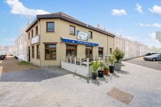 Op een absolute AA locatie vinden we dit commerciële pand, geschikt voor verschillende doeleinden en exploitatie opties. Het betreft momenteel een instapklare goed draaiende café met op het gelijkvloers ‘café galaxy', achterliggend een keuken,opbergruimte & terras. De zaak is voorzien van sanitair voor klanten.<br /><br />Via een trap achteraan cafe kan u boven naar de priveruimtes op de verdieping: leefruimte, 3 slaapkamers, badkamer en keuken. Als laatste boven een koer en nog een buitenberging.<br /><br />TROEVEN:<br /><br />- bijzonder pand in correcte staat<br />- parkeergelegenheid vlakbij voor klanten<br />- wonen op 1e verdieping mogelijk<br />- overname meubels en toestellen mogelijk<br /><br />Voor meer inlichtingen of een bezoek, contacteer Ilhan: 0489/27.20.72