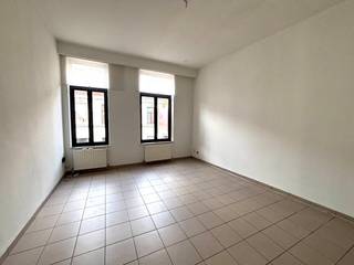 Ben jij op zoek naar een ruime en instapklare woning op een toplocatie? Dit toffe appartement in de Minderbroederstraat biedt je alle comfort van het stadsleven.<br /><br />Indeling:<br />Verdieping +1: <br />- ruime leefruimte: Gezellige zithoek met aangename lichtinval.<br />- Gezellige kookhoek: Functioneel ingerichte keuken die privacy biedt tegenover de leefruimte. <br />- Lichtrijke slaapkamer: genoeg ruimte voor bed en kasten. <br />- Badkamer: ingericht met een badkamermeubel en een ligbad en douchegordijn <br /><br />Troeven:<br />- Centrale ligging: Gelegen in de Hasseltse binnenstad, op wandelafstand van de Grote Markt, winkels en gezellige terrasjes.<br />- Instapklaar: Het appartement is onmiddellijk klaar voor bewoning.<br />-Extra stockage ruimte aanwezig <br />- Fietsenstalling: Toegang tot een gemeenschappelijke fietsenstalling in de tuin<br /><br />De snelste manier om een bezoek te brengen aan dit appartement? Vraag je bezoek aan via de rode knop op onze website (www.dewaele.com). <br /><br />Telefonisch kunnen er geen afspraken gemaakt worden. Bij andere vragen kun je ons telefonisch contacteren via 011 30 50 50. <br /><br />Tot binnenkort!