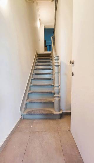 Wonen in alle comfort op een centrale locatie aan de stadsrand van Oostende?<br /><br />Dit volledig gerenoveerde duplex appartement combineert ruimte, licht en een uitstekende ligging.<br />Bewoonbare oppervlakte van 113m²<br /><br />Kleinschalig gebouw met slechts 2 entiteiten en geen algemene lasten.<br /><br />Indeling: Inkomhal met trap naar de verdiepingen.<br />Op het tussenverdiep een moderne badkamer met ligbad combinatie douche + lavabomeubel en toilet.<br />Een technische berging met aansluitingen voor de wasmachine.<br /><br />De lichtrijke woonkamer kijkt uit op het kanaal en de moderne uitgeruste keuken met eetplaats vormt het hart van de woonst.<br />Tevens een ruim zonneterras<br /><br />Op de bovenverdieping bevinden zich 3 slaapkamers en een apart toilet.<br /><br />Dankzij de grondige renovatie, de nieuwe PVC-ramen en de centrale verwarming op aardgas is dit appartement<br />volledig klaar voor haar nieuwe eigenaar.<br /><br />Extra troeven:<br />* Volledig gerenoveerd en instapklaar<br />* 3 slaapkamers<br />* Zonneterras en open zicht op het kanaal<br />* Kleinschalige residentie zonder algemene kosten<br />* Conforme elektrische installatie<br />* Asbestveilig en EPC Label C ( nieuwe epc in aanvraag na renovatie ) <br /><br />Een ideale woonst voor gezinnen, starters of investeerders die op zoek zijn naar een ruim appartement zonder zorgen.<br />Laat u verrassen door de ruimte, de lichtinval en het aangename wooncomfort van deze topper!<br /><br />Scherpe vraagprijs van 229.000 euro <br /><br /><br /><br />