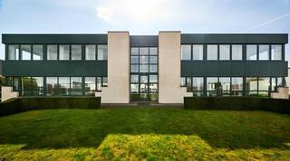 Fantastisch gelegen kantoorruimte van 580 m² te huur (en te koop) langs de bedrijvige Puursesteenweg te Bornem. De ruimte (GV + 1e verd.) is...