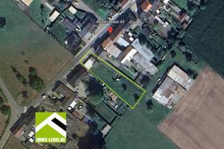 Dit bouwperceel is gelegen in de rustige Achterstraat te Tongeren-Nerem, een landelijke omgeving met achterliggend weiland.<br /><br />Dit perceel komt in aanmerking voor een halfopen bebouwing.<br />De perceelbreedte bedraagt 8m55, de diepte 65m.<br /><br />Algemene bouwvoorschriften: <br />- bouwdiepte gelijkvloers maximaal 17m; <br />- bouwdiepte verdieping maximaal 12m.<br /><br />Het perceel maakt geen deel uit van een verkaveling en is vrij van bouwplicht.<br /><br />Het naastgelegen perceel Achterstraat 52 is eveneens te koop en kan eventueel worden samengevoegd met dit perceel.<br /><br />Deze eigendom is gelegen in woongebied met landelijk karakter en achteraan in agrarisch gebied.<br /><br />INTERESSE? Contacteer ons voor verdere info op het nummer 012 23 00 23 of mail aan roland@immo-leroi.be.