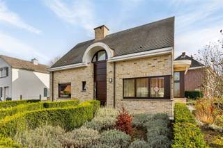 <p><span>immo Talenco verkoopt te Bieseweide 20 – 9310 Baardegem deze zeer goed onderhouden eengezinswoning van het type 4-gevel, het pand is gelegen op een onderhoudsvriendelijk perceel van 4 are  10 ca. Deze instapklare woning beschikt over een nuttige oppervlakte van ± 170 m² en omvat onder meer een gezellige leefruimte, 4 slaapkamers, een kwalitatief ingerichte keukenruimte met ontbijthoek, een volledig ingerichte badkamer en een doucheruimte/wasplaats/berging op het gelijkvloers, alsook een ruime garage. Autostaanplaatsen voor meerdere wagens op de aangelegde oprit. De karakteristieke elementen als de gekleurde glasramen maken het plaatje compleet. </span></p><p><span>Virtuele rondleiding:</span></p><p><span><span>https://360.zibber.eu/share/collection/7Zbjm?logo=0&amp;info=0&amp;fs=1&amp;vr=1&amp;sd=1&amp;initload=0&amp;thumbs=1</span></span></p><p><span> </span></p><h3><span>Gelijkvloers:</span><span> <br /></span><span>Autostaanplaatsen voor meerdere wagens voor de woning, een aangelegde voor-en zijtuin, een  inkom met vestiaire, de trappenhal naar de verdieping, een gastentoilet, een bureelruimte of gelijkvloerse slaapkamer, een leefruimte, een volledig ingerichte keuken voorzien van hedendaagse toestellen, een aanpalende berging/bijkeuken (met aansluiting wasmachine en douche) en een inpandige garage voor 1 wagen. Het onderhoudsvriendelijke terras is volledig aangelegd en heeft een zuidoostelijke oriëntatie. </span></h3><h3><span>Eerste verdieping:</span></h3><h3><span>Een nachthal met overloop die toegang verleent naar de 3 slaapkamers (± 20 m²  ± 10.5 m² en 10 m²) en een volledig ingerichte badkamer uitgerust met een vrijstaand ligbad – een enkele wastafel met spiegel – een toilet. </span></h3><h3><span> </span></h3><h3><span>Zolderverdieping:</span></h3><h3><span>De zolderverdieping is bereikbaar via een uitschuifbare trap met valluik. ±</span></h3><h3><span> </span></h3><p><span>Algemene kenmerken:</span></p><p><span>Asbestattest in aanvraag<br />Bouwjaar 1999<br />Binnenschrijnwerk: houten binnendeuren en massief houten trap<br />Bodemattest OVAM: blanco - geen verontreiniging refertenummer: 20240826924<br />Buitenschrijnwerk: Houten ramen – dubbele beglazing<br />Bruikbare oppervlakte: </span><span>± 170 m²</span><span><br />Dak: traditioneel – geïsoleerd en voorzien van pannen<br />EPC: 198 kWh/m² jaar – </span><span>label B</span><span> – certificaatnummer 20240209-0003134089-RES-2</span></p><p><span>G-score: A - P-score: A – niet overstromingsgevoelig<br />Gevelbreedte: ± 11.50  m</span></p><p><span>Gewestinfo: woongebied </span></p><p><span>Isolatie: geïsoleerde zoldervloer (PIR -platen)</span></p><p><span>Kadastrale gegevens: 41005C0235/00C002<br />Kadastraal inkomen - basis: € 927,00<br />PV EI Conform AREI - CONFORM</span><span><br /></span><span>Staat: degelijk ingerichte en goed onderhouden eengezinswoning<br />Nutsvoorzieningen: aangesloten op de openbare nutsvoorzieningen<br />(water - elektriciteit - rioleringsnetwerk) <br />Oriëntatie achtergevel: zuidoost gericht<br />Verwarming: CV aardgas Viessmann – radiatoren -  CE energieklasse A<br />Vloerplaat gelijkvloers betonplaat – betonnen tussenvloeren<br />Zonnepanelen aanwezig - omvormer<br />Bezoeken: na afspraak – contactpersoon: Ilona Bewaert – </span></p><p><span>E-mail: </span><span>info</span><span><span>@immotalenco.co</span></span><span>m</span><span> </span><span>– tel. 0496/22.02.66 – </span><span><span>www.immotalenco.com</span></span></p><p><span><br /><br /></span></p><p><span> </span></p>