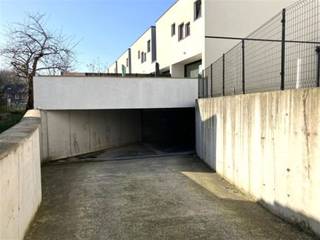Ondergrondse autostaanplaats te koop. Gelegen in een recent en verzorgd wooncomplex aan de Ouden Dendermondse Steenweg 142. Vlot toegankelijke ondergrondse parking met automatische poort. Momenteel verhuurd (opzegtermijn 1 maand), ideaal als investering of voor eigen gebruik.