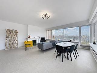 SMAAKVOL gerenoveerd GEMEUBELD hoekappartement met 3 slpks én 3 ZONNETERRASSEN met een FANTASTISCH UITZICHT over de JACHTHAVEN van Blankenberge!<br /><br /><strong>INDELING:<br /><u><em>Tweede verdieping:</em></u></strong><br />Ruime inkomhal met vestiaire - LICHTRIJKE living - volledig ingerichte NIEUWE open keuken met werkblad in composiet (O.a. met inductiefornuis, afzuigkap, heteluchtoven, microgolfoven, koelkast, diepvries, dubbele spoelbak én vaatwasmachine) - berging/wasplaats - afzonderlijk gastentoilet (met lavabo) - NIEUWE badkamer (O.a. met dubbel lavabomeubel en inloopdouche) - masterbedroom (met inbouwkasten) en zonneterras - slaapkamer 2 - slaapkamer 3 - terras 2 met uitzicht over 'de Paravang' - terras 3 met FANTASTISCH uitzicht over de JACHTHAVEN!<br /><br /><u><strong>Opmerkingen:</strong></u><br /><strong>- ENERGIEZUINIG appartement: Epc = 166 kWh/m2 (B)!<br />- De elektriciteit werd volledig GOEDgekeurd!</strong><br />- Gemeenschappelijke fietsenberging.<br />- NIEUWE cv-installatie op aardgas.<br />- Parlofonie aanwezig.<br />- UITERST ruim appartement.<br />- Vrij bij akte.<br /><br />Zeer interessant voor eigen gebruik, alsook als INVESTERING (Vakantieverhuur)! TOPLIGGING! Uiterst ruim en LICHTRIJK appartement met een FANTASTISCH UITZICHT over de Jachthaven! Aarzel zeker niet om ons te contacteren voor verdere info en/of een bezoek ter plaatse: 050/70.01.02 - info@centro.be
