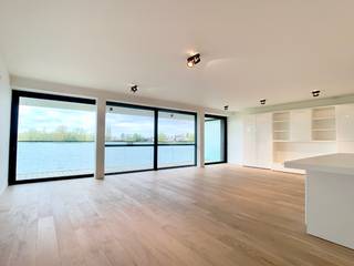 Omgeven in het GROEN en met een UNIEK UITZICHT op het FENOMENAAL DONKMEER in Berlare, vinden we dit LUXUEUS en ENERGIEZUINIG APPARTEMENT...